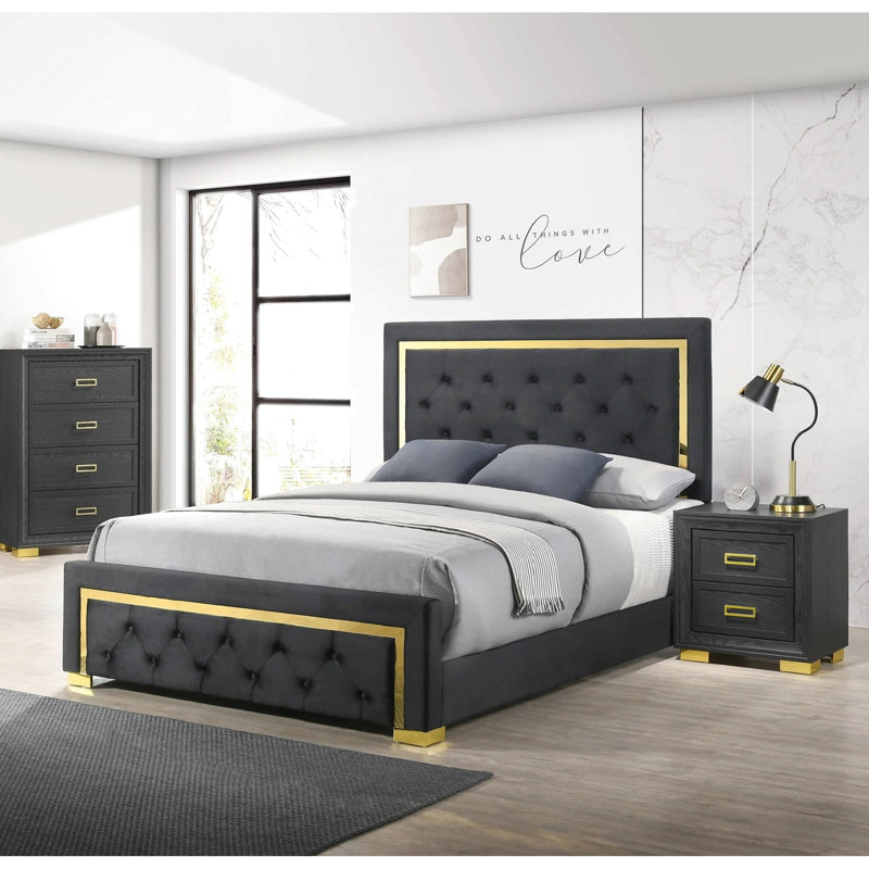 Très grand lit élégant avec revêtement en tissu noir et boutons décoratifs dorés