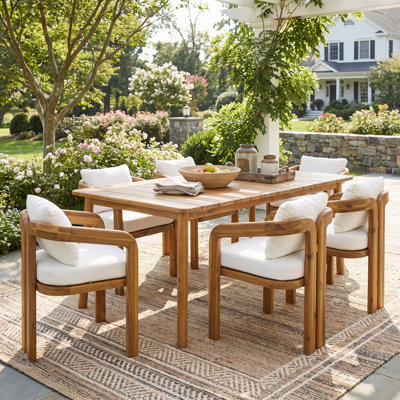 Ensemble de salle à manger d'extérieur Nordby 6 personnes, style scandinave moderne, en bois d'acacia, avec fauteuils incurvés, coussins moelleux et table à lattes.