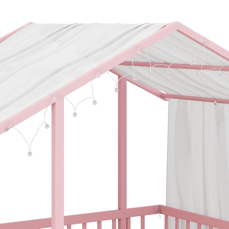 Un lit plateforme avec une structure en forme de maison, un ciel de lit transparent et des lumières scintillantes crée un refuge douillet pour les enfants.