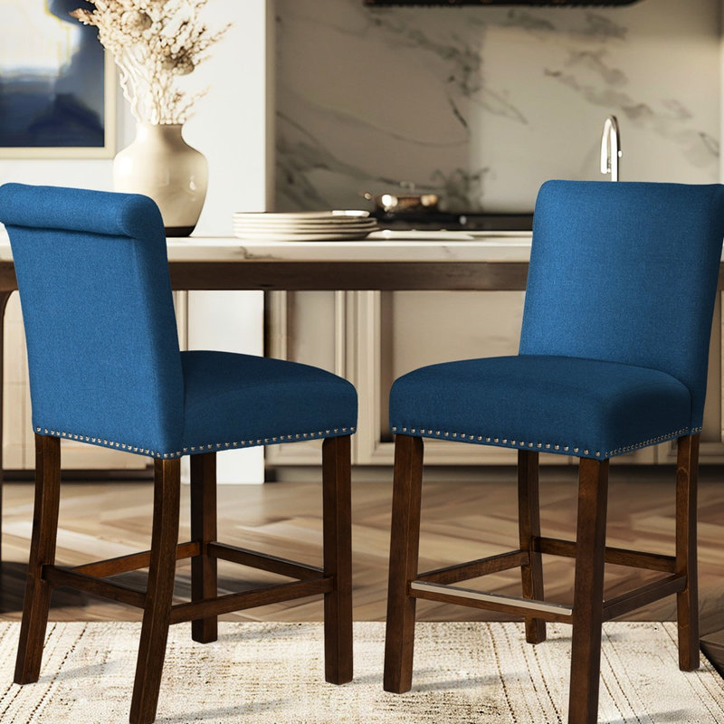 Tabouret de comptoir rembourré de 2 avec garniture cloutée - bleu, conception à dossier rabattable, pieds en bois massif au fini noyer moyen, argent mat, 2 niveleurs réglables, configuration du siège ornement, pieds