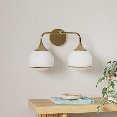 Deux lumières de salle de bain et meuble-lavabo