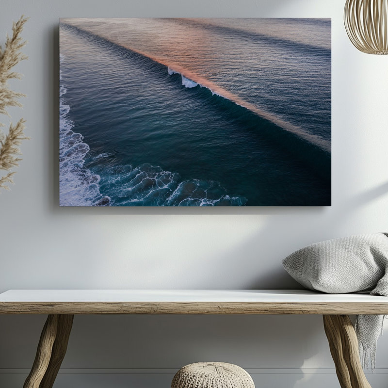Toile, "Une scène côtière sereine au crépuscule" présentant un art mural doucement ondulé, "Vague d'océan" capturée à partir d'une perspective élevée