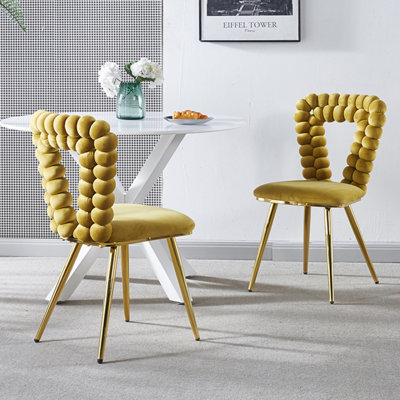Chaise rembourrée moderne avec pieds en tube de fer, coussins moelleux et dossier confortable pour une assise élégante