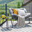 Chaise berçante d'extérieur en métal avec coussins