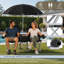 Chaise d'extérieur à double siège avec parasol-132933801