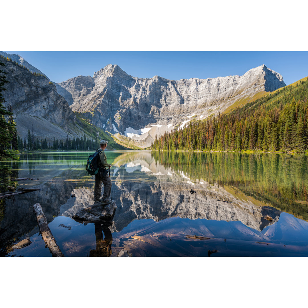 Wanderer am Rawson Lake von R.M. Nunes - Kunstdrucke auf Leinwand