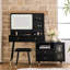 Coiffeuse moderne noire avec grand miroir, éclairage tricolore et armoire latérale réglable, offrant un tabouret d'alimentation pratique pour les chambres à coucher, lumières compactes, rangement de tiroir, encastré-539923933