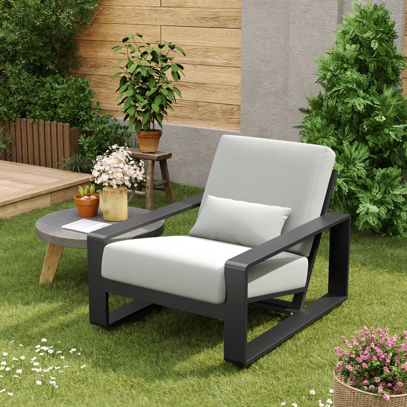 Chetan Indoor/Outdoor Aluminum Lounge Chair, Structure noir / coussin gris clair