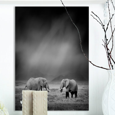 «2 African Elephant in Dark Artwork», reproduction d'impression sur toile tendue