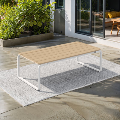 Table basse rectangulaire avec plateau à lattes et base en aluminium