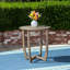 Table rustique en bois gris de 70 cm (27,5 po) avec base convexe, idéale pour la décoration de patio.