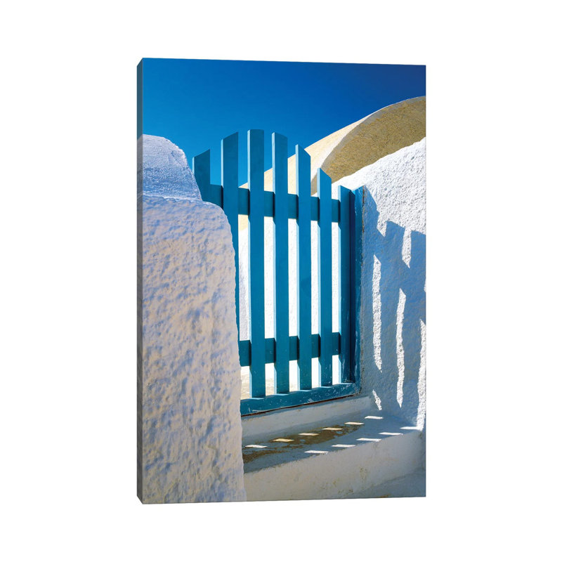 Grèce, Santorini, Oia. Barrière bleue de la maison. par Jaynes Gallery - Photographie sur toile tendue
