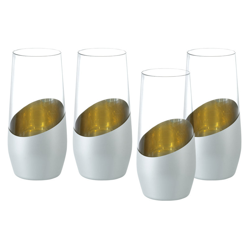 Flûtes à champagne argentées buvant des verres à vin