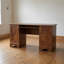 Bureau d'ordinateur en érable brossé, dimensions : 73,7 cm (H) x 59,6 cm (L) x 151 cm (P). Comprend un plateau pour clavier, un tiroir à dossiers suspendus et un passe-câbles de rangement.