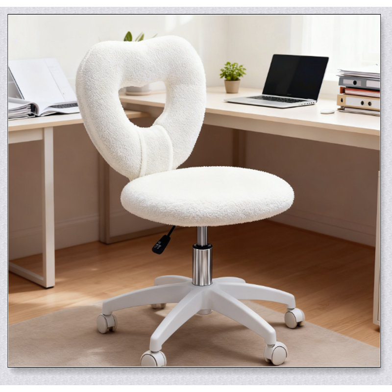 Fauteuil de bureau élégant avec dossier en forme de cœur, roulettes pivotantes et revêtement en molleton peluche pour un confort et un style incomparables.