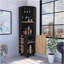 Grande armoire de coin de 70 po avec quatre tablettes, dix casiers à bouteilles de vin et verres à pied noirs Kaia