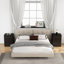 Table de chevet à trois tiroirs