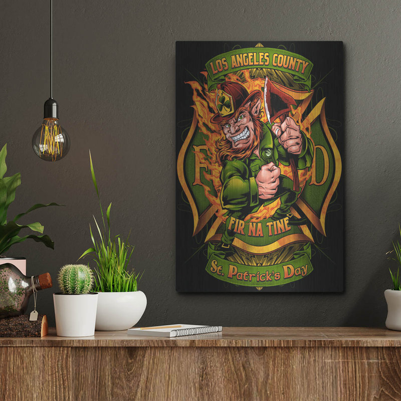 "Leprechuan Firefighter 2" par Flyland Designs, H 16 po x l 12 po