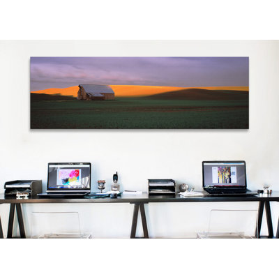 Grange de grange panoramique dans un terrain au coucher du soleil dans palouse, washington, reproduction de photo sur toile