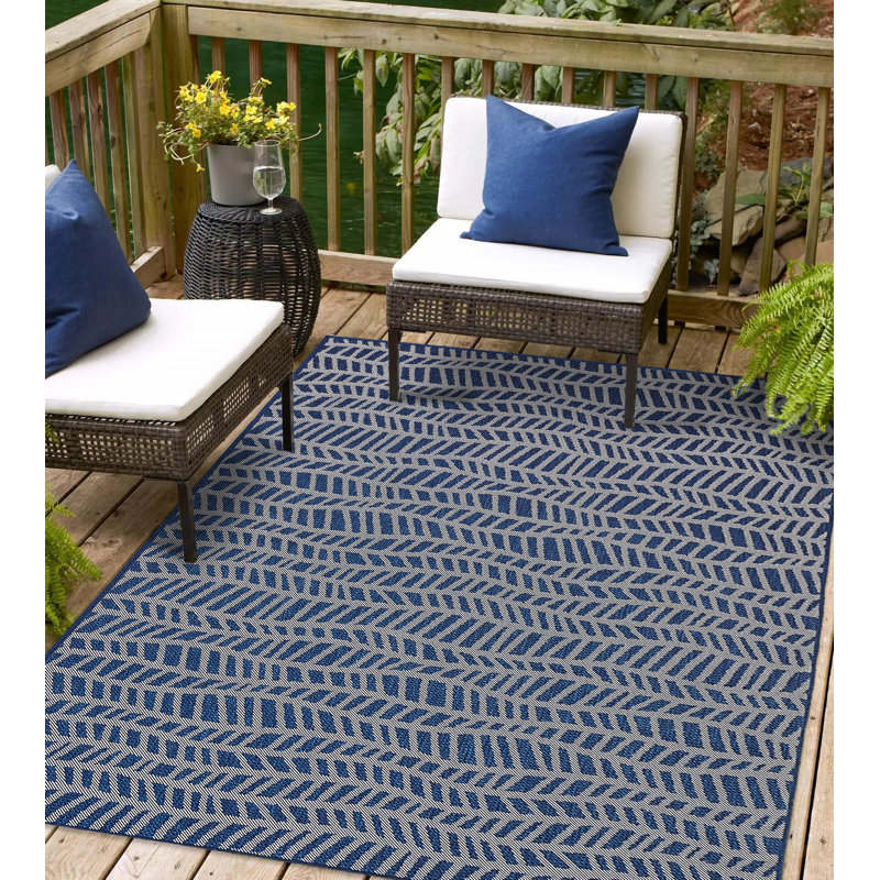 Tapis intérieur / extérieur bleu marine Deramus, Rectangle 5 pi 2 po x 7 pi 6 po