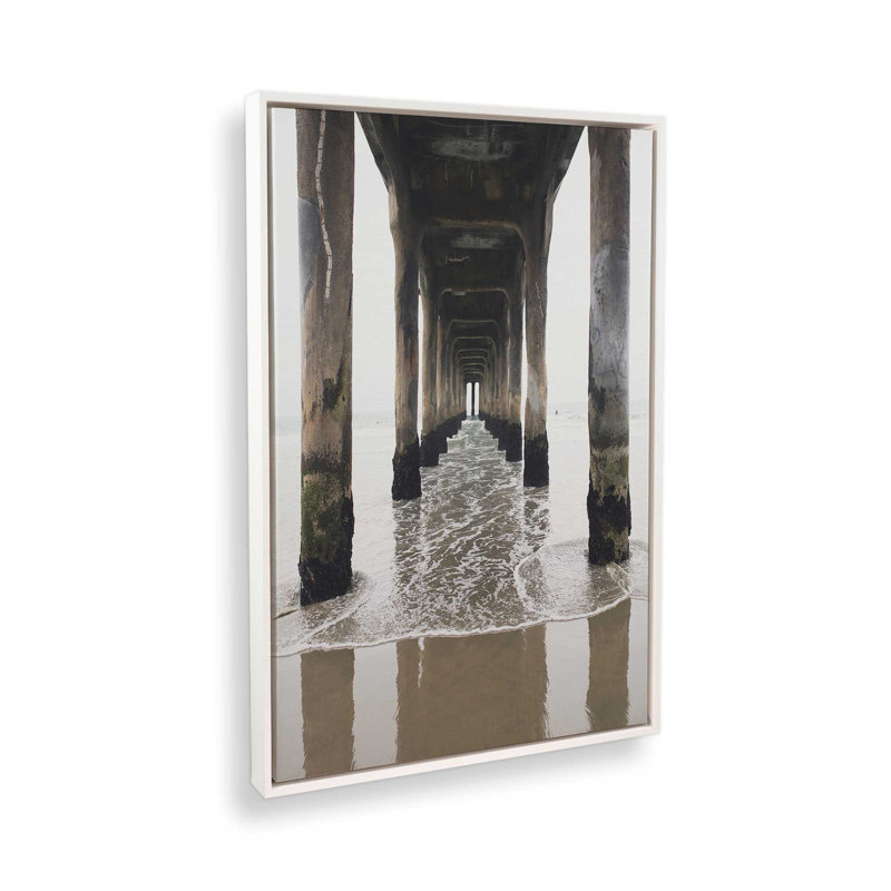 «Manhattan Pier» par Bree Madden, reproduction d'art, H 24 po x l 18 po, Cadre flottant, Blanc