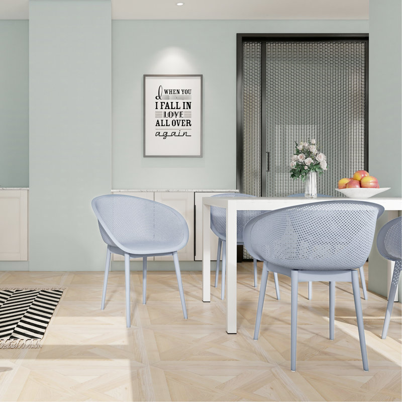 Table blanche de 55 pouces avec 4 chaises longues bleues, durable, résistante aux intempéries, facile à assembler, pieds en caoutchouc antidérapants, polyvalente pour les espaces modernes et dotée de 4 chaises longues pour une utilisation intérieure / extérieure, toutes saisons