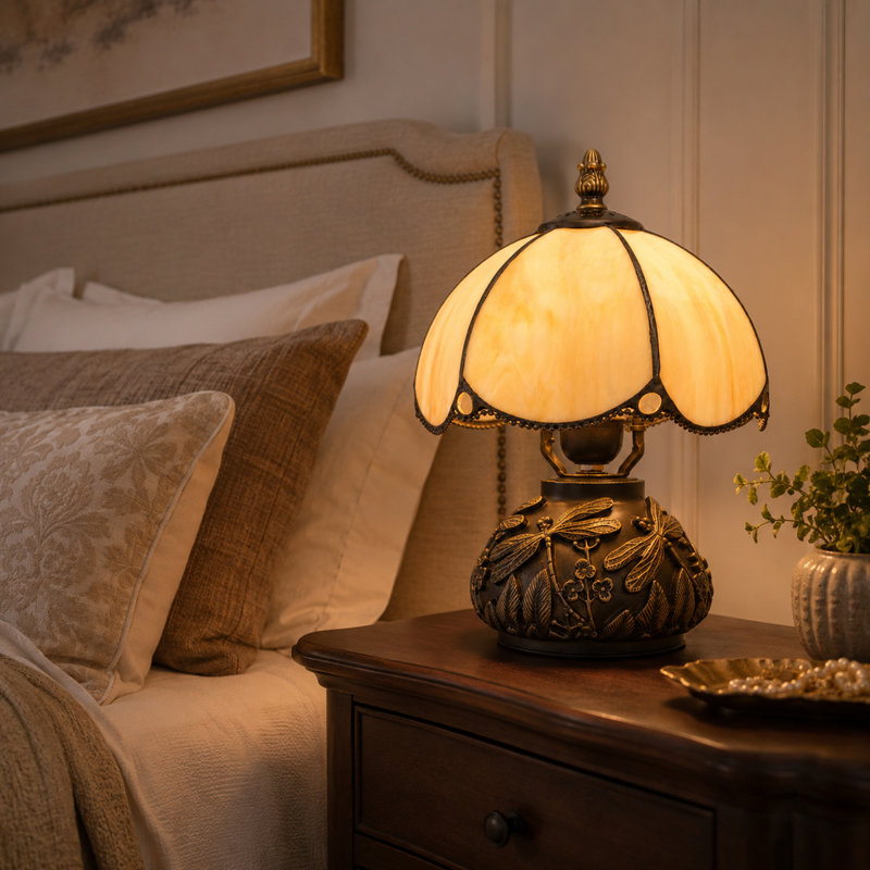 Lampe de table 11 po style libellule Tiffany avec abat-jour en verre coloré, base en résine bronze antique et ampoule incluse