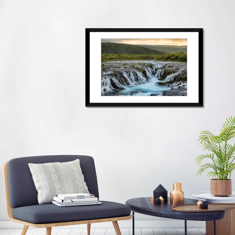 «Evening At Bruarfoss», reproduction sur toile, H 16 po x l 24 po x P 1 po, Papier avec cadre noir, Blanc