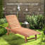 Chaise longue d'extérieur avec table intégrée, aspect bois rouge pour profiter du soleil