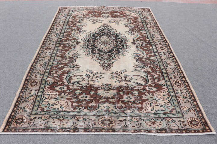 Découvrez ce tapis Oushak turc antique qui s'adaptera parfaitement au plancher de votre salon