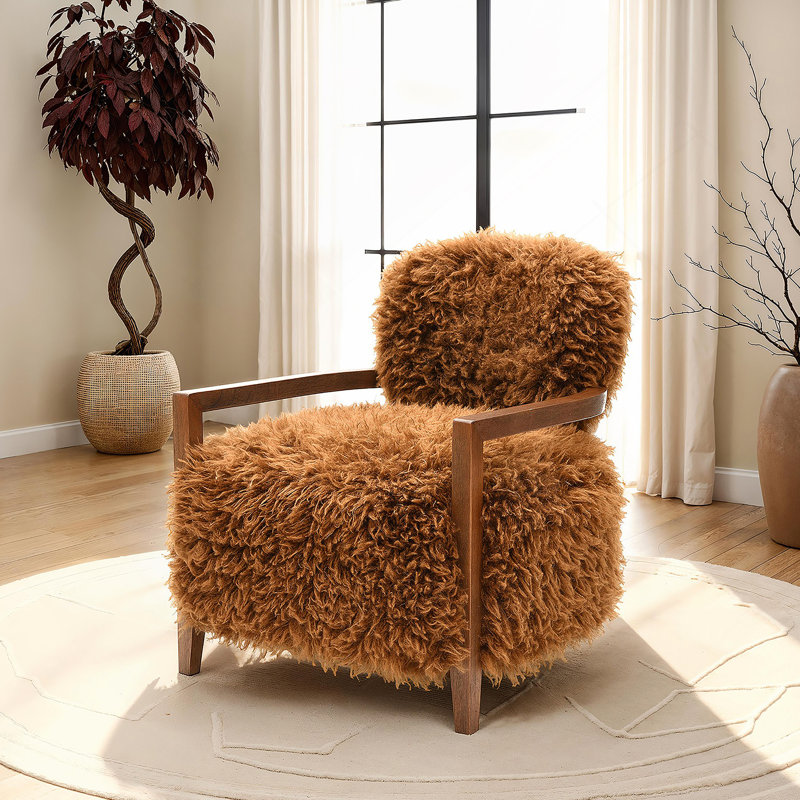 1 pièce Chaise d'appoint avec accoudoirs en bois ratissé et dossier et siège en fausse fourrure douce brun clair contemporain
