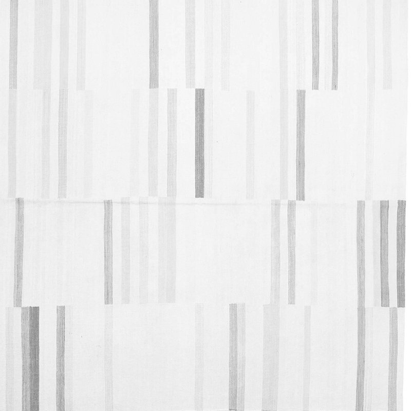 Tapis gris / noir / blanc en chenille tissé à la machine Flythe, Carré 5 pi