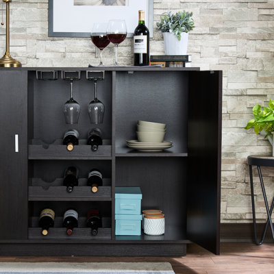 Meuble de rangement rectangulaire pour le vin, avec espace pour la vaisselle et les bouteilles, idéal pour la buanderie ou la présentation.