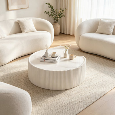Table basse moderne en cuir fritté clair avec dessus en pierre de forme irrégulière pour salon (chaque plateau de table possède un motif gris unique)