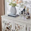 Armoire de rangement autoportante autoportante, buffet en MDF, portes sculptées en miroir en acrylique, tablette réglable, comptoir spacieux, sangles anti-basculement, assemblage facile dans la cuisine du couloir du salon