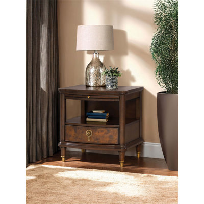 Table de bout de style moderne avec plateau coulissant, finition cerisier foncé et accents dorés pour des salons élégants