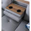 Canapé d'angle moderne en similicuir gris avec 3 sièges, dossier rembourré, garniture cloutée, 2 coussins décoratifs, porte-gobelet, rangement intégré et coussin porte-gobelet.