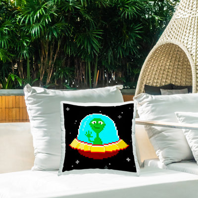 Coussin extérieur Pixel Alien Spaceship par June Erica Vess