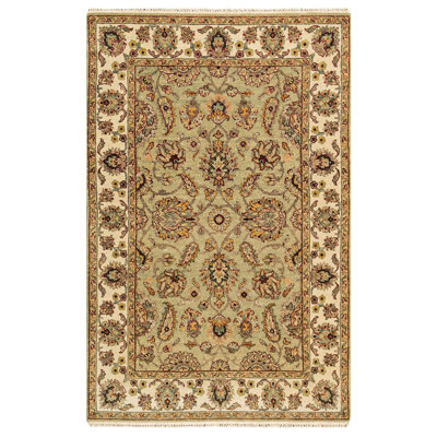 Tapis vert clair et ivoire noué à la main de haute qualité
