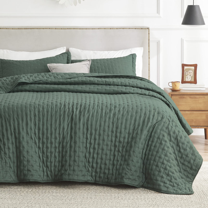 Bedsure Quilt Set for Dorm Decor, Lightweight All-Season Comforter, Bedspread Coverlet with Clover Pattern, Dark Green