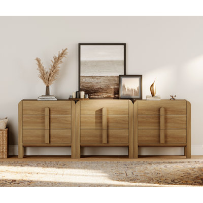 Commode Adora pour la chambre à coucher, commode Mid-Century avec rangement, commode 9 tiroirs avec profil incurvé, commode moderne en bois pour le salon, la chambre à coucher, le vestibule