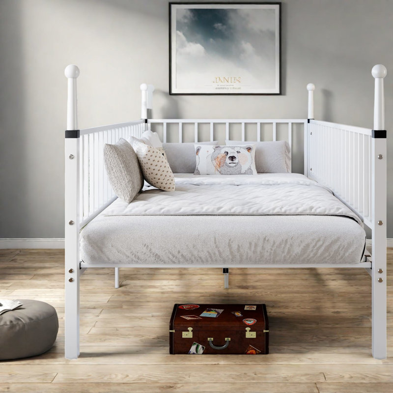 Lits peu encombrants, structure simple en métal blanc avec rangement, chambre à coucher moderne