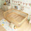 Structure de lit en bois avec clôture-118676216-118676213