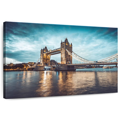 Ravi London Bridge au crépuscule