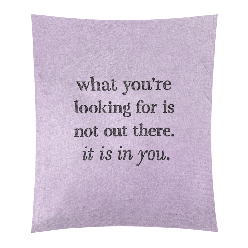 Tapisserie de polyester à citation manuscrite en polyester, H 104 po x l 88 po, Mauve / Noir