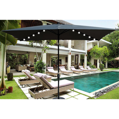 Parasol rectangulaire 10 pi x 6,5 pi avec énergie solaire. Auvent, manivelle simple et inclinable. Pour le jardin, la cour arrière, la piscine. Poteau noir