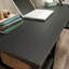 Élégant bureau en forme de L avec finition noire lisse, gestion des câbles et tablette ouverte, pour les séances d'étude à domicile, gestion des tablettes stratifiées, travail