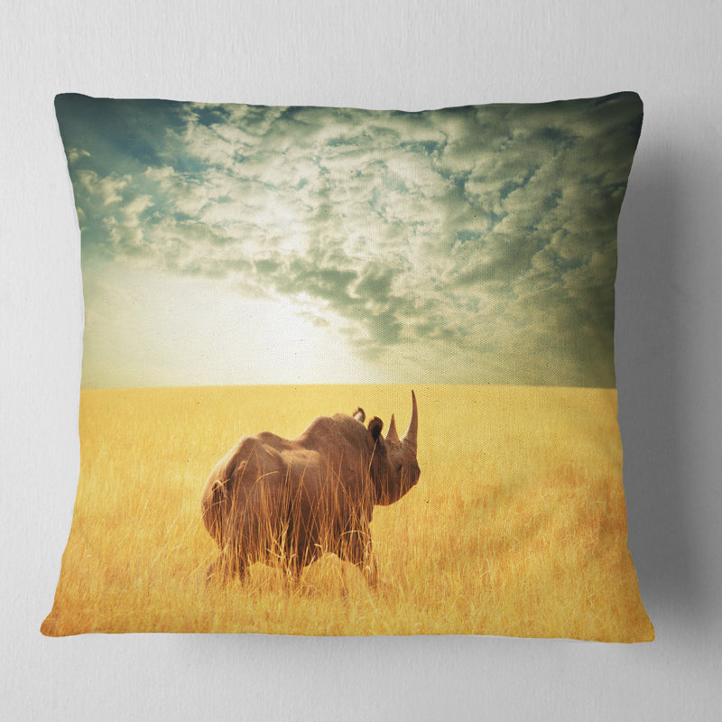 Rhino dans une prairie sous un ciel nuageux - Coussin imprimé animal, 18 po x 18 po, Coussin décoratif