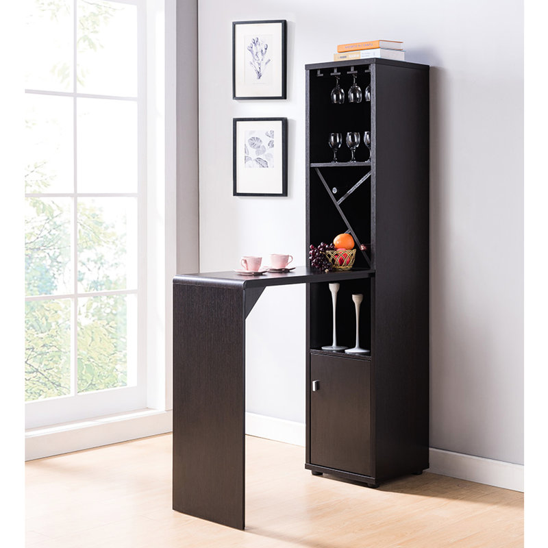Armoire de cuisine avec compartiment pour bouteilles de vin et tablettes ouvertes, unité de bar rouge et tablette de présentation