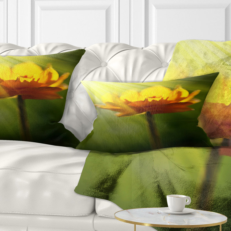 Grande fleur jaune sous les projecteurs - coussin à imprimé floral